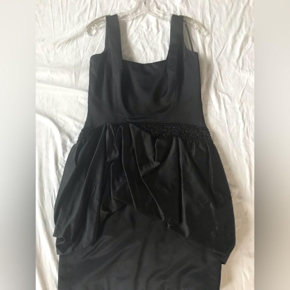 Marchesa Black Silk-Crepe. KneeLength Size 6